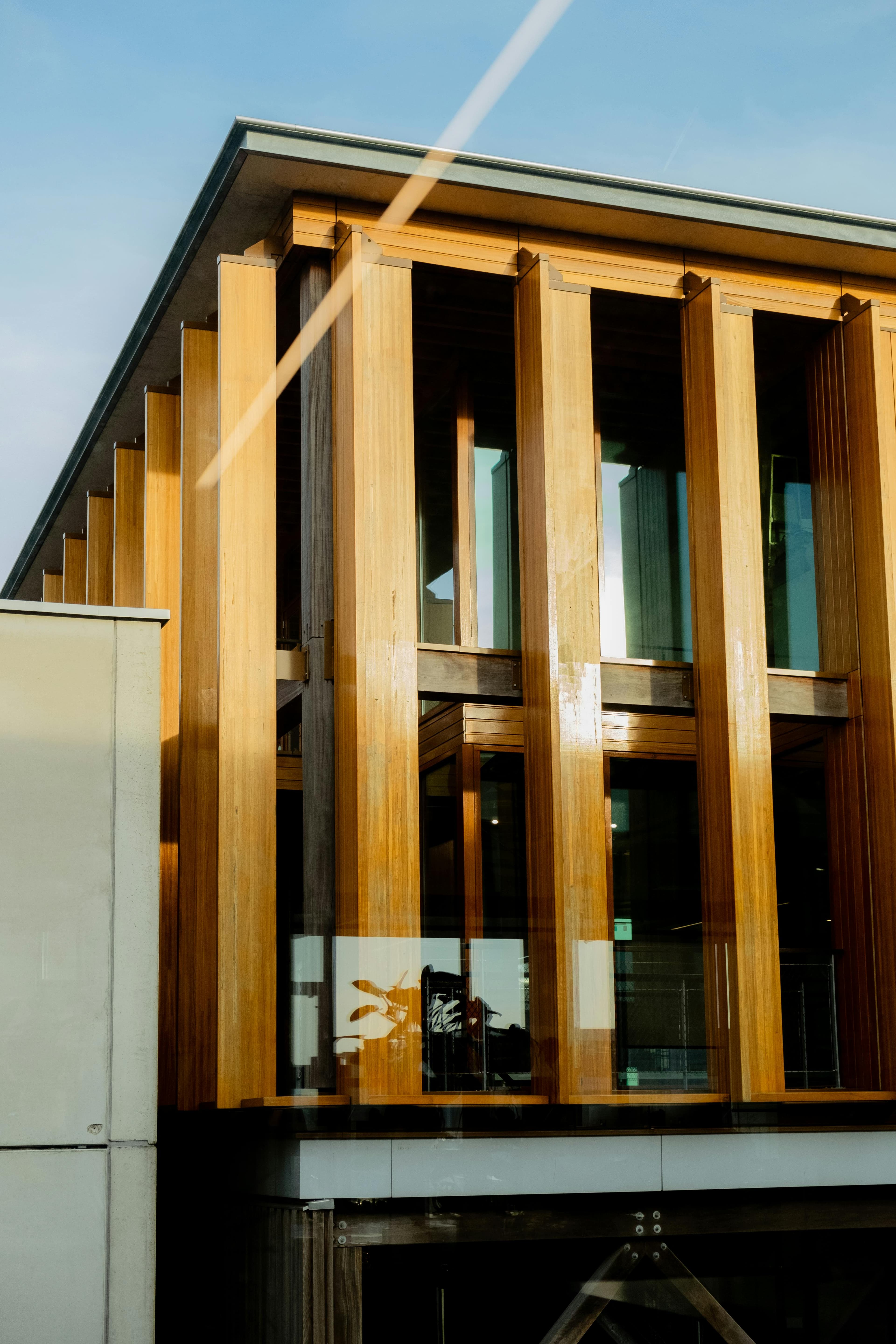 Façade contemporaine en lames de bois massif vertical — réalisation type accompagnée par BET Rasiga, bureau d'études structures bois Montauban